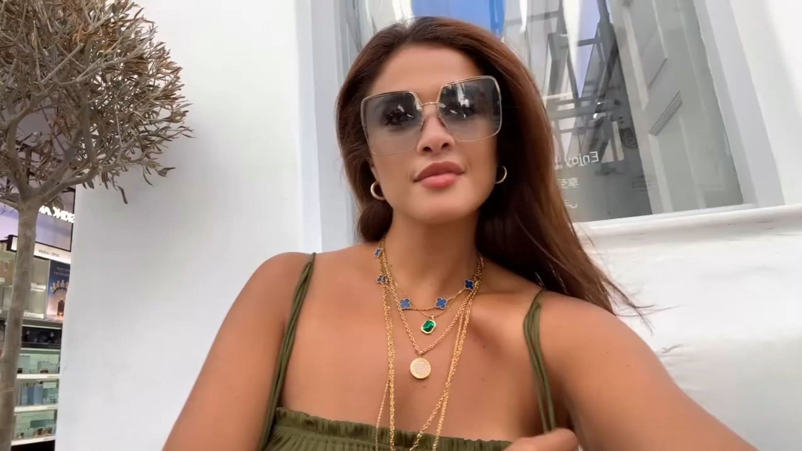 ياسمين عبد العزيز تضرب عصفورين بحجر واحد! تقليد مضحك لأحمد حلمي وفيفي عبده يشعل السوشيال ميديا