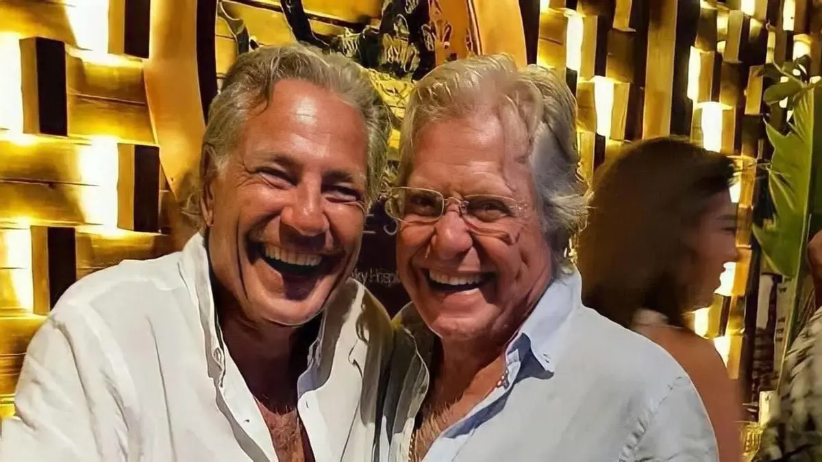 انهيار حسين فهمي في جنازة شقيقه مصطفى(صور)