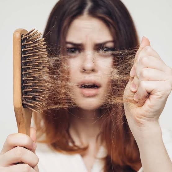 كيف تتجنبي تساقط شعرك في الخريف.. نصيحة ذهبية