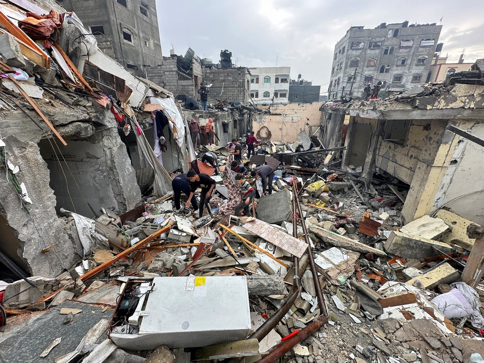 Palestinians inspect the site of Israeli strikes on houses, amid the ongoing conflict between Israel and the Palestinian Islamist group Hamas, in Rafah, in the southern Gaza Strip December 13, 2023. REUTERS/Fadi Shana
