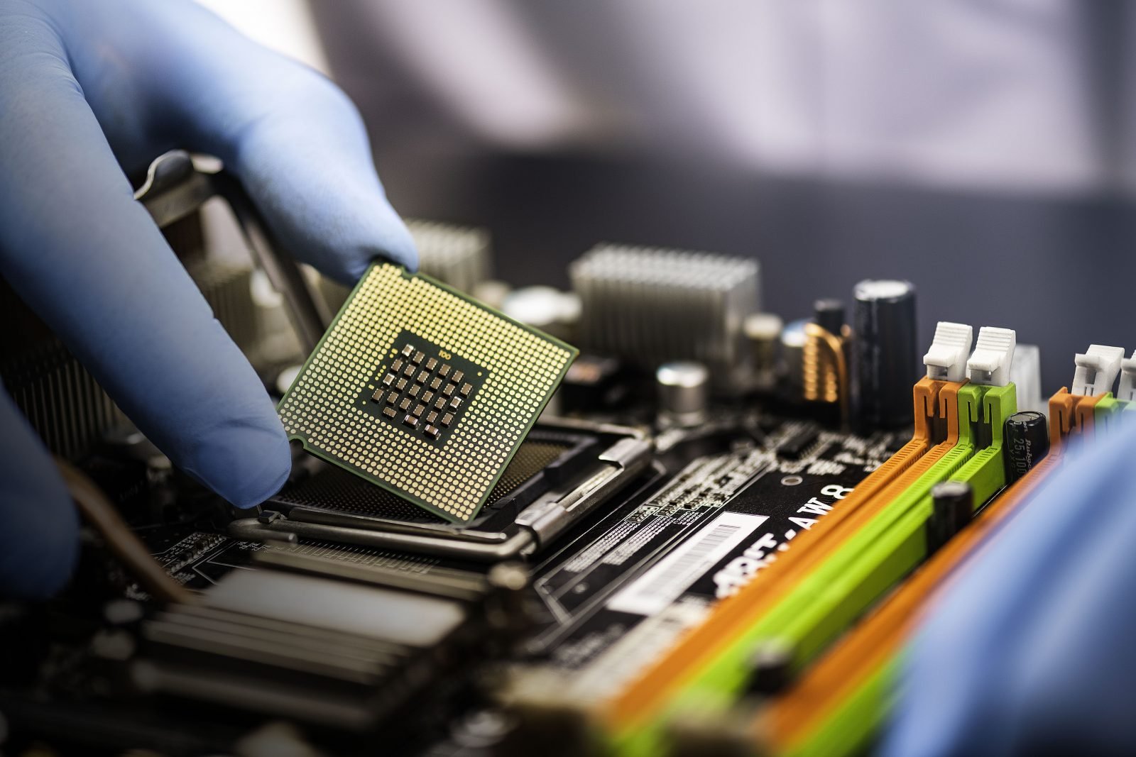 مفاوضات حاسمة بشأن صناعة الرقائق قبل وصول «ترامب»