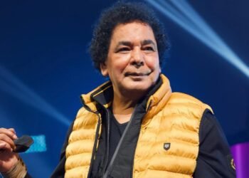 الكينج محمد منير يطمئن جمهوره بصورة جديدة