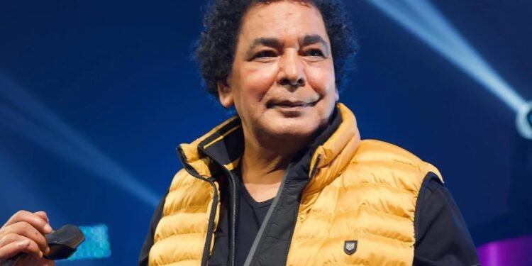 الكينج محمد منير يطمئن جمهوره بصورة جديدة