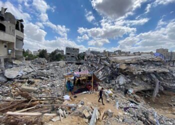 A Palestinian boy from Zawaraa family walks near their makeshift tent amid the rubble of their houses which were destroyed by Israeli air strikes during the Israeli-Palestinian fighting in Gaza May 23, 2021. Picture taken May 23, 2021. REUTERS/Mohammed Salem