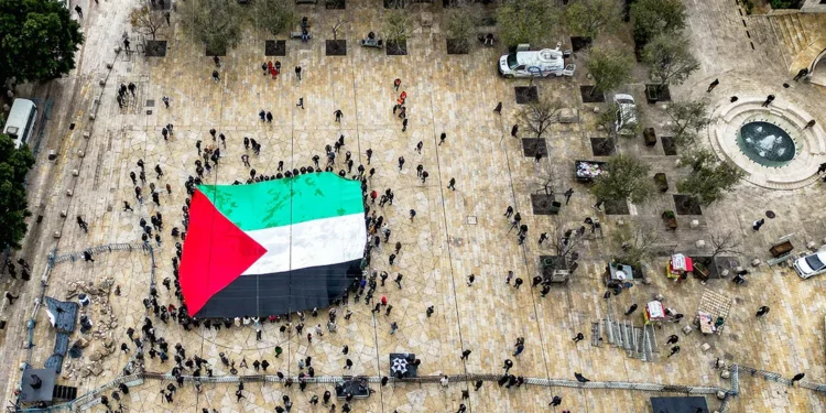 إنهاء الاحتلال والدفاع عن حقوق الشعب الفلسطيني