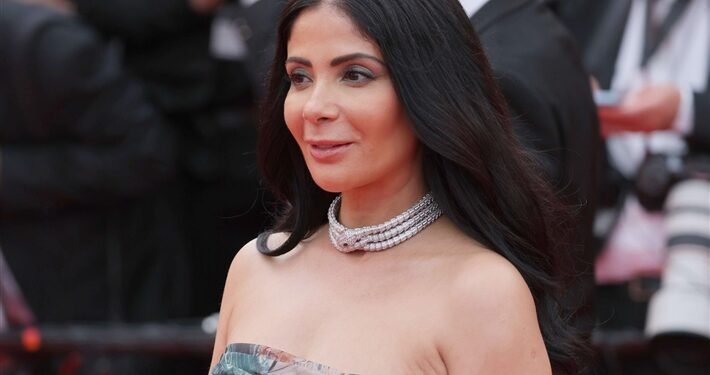 منى زكي تبكي حباً في أحمد زكي وتكشف أسرار بداياتها الصعبة