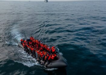 التايمز : بريطانيا تسجل رقما قياسيا للمهاجرين منذ تولي حزب العمال السلطة