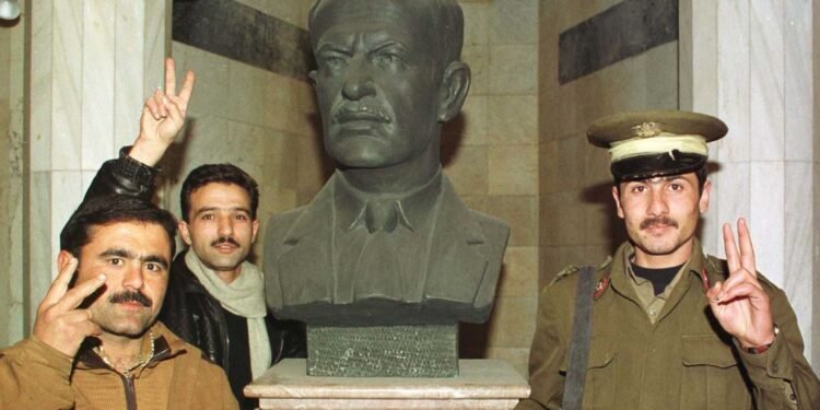 هكذا أسست عائلة الأسد إمبراطورية الخوف في سوريا