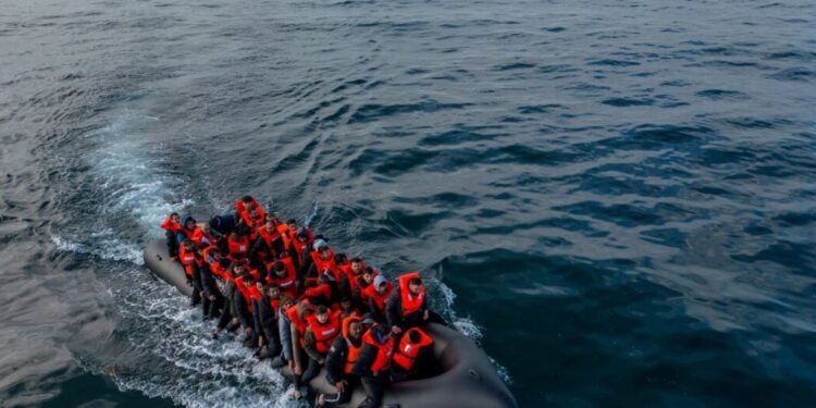 التايمز : بريطانيا تسجل رقما قياسيا للمهاجرين منذ تولي حزب العمال السلطة