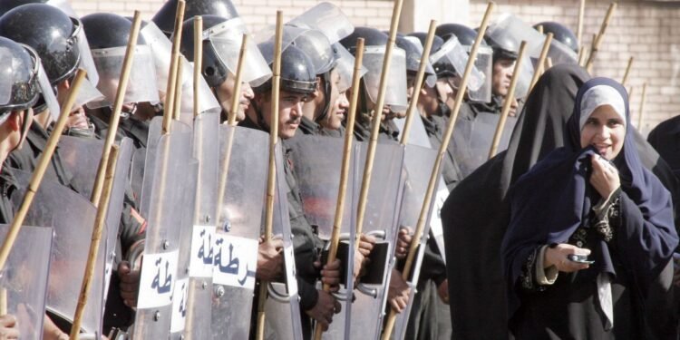 لماذا لم تنجر مصر للانخراط في أزمات المنطقة