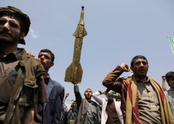 A student holds up a mock missile during a demonstration by students and university professors, mainly Houthi supporters, in solidarity with Palestinians at the campus of Sanaa University in Sanaa, Yemen August 21, 2024. REUTERS/Khaled Abdullah - RC28K9AF63LK