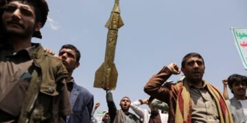A student holds up a mock missile during a demonstration by students and university professors, mainly Houthi supporters, in solidarity with Palestinians at the campus of Sanaa University in Sanaa, Yemen August 21, 2024. REUTERS/Khaled Abdullah - RC28K9AF63LK
