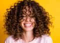 الشعر المجعد.. أسرار وخبايا العناية به