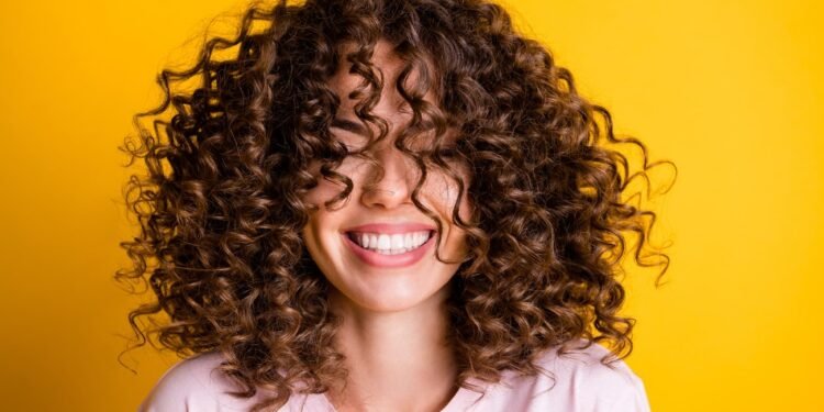 الشعر المجعد.. أسرار وخبايا العناية به