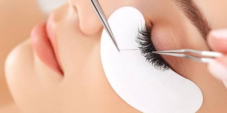 للفتيات.. احذري الرموش الصناعية تسبب هذه المضاعفات