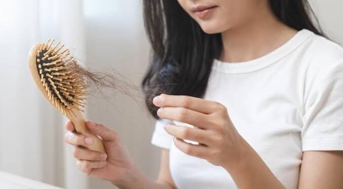 تعرفي على سبب تساقط الشعر في الشتاء.. وطرق العلاج