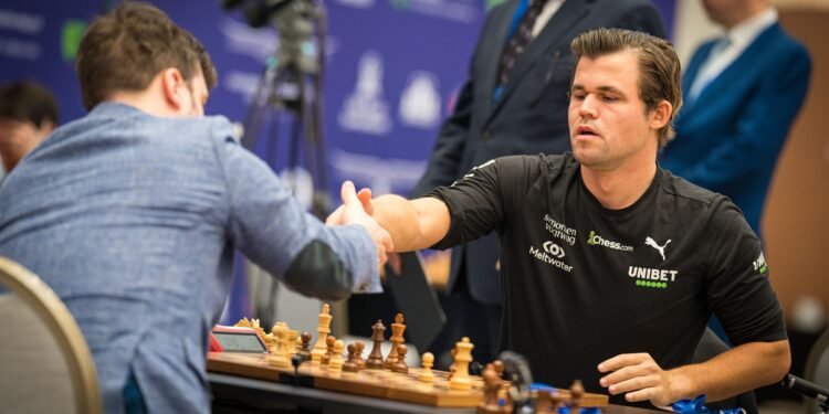 استبعاده وتغريمه.. تفاصيل فضيحة بطل العالم في الشطرنج