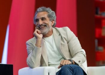 باسم يوسف يفاجئ الجميع بإطلالة صعيدية.. رسالة خفية أم مجرد موضة؟ (صورة)