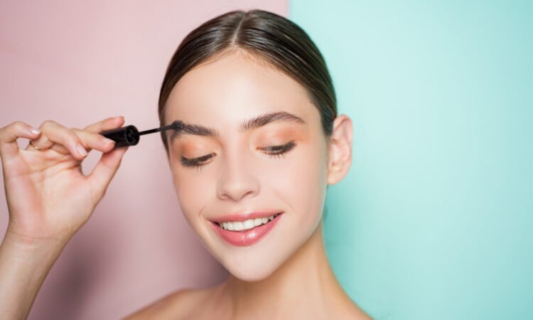 حيل سريعة لعلاج فراغات الحواجب.. دليل شامل للعناية بها