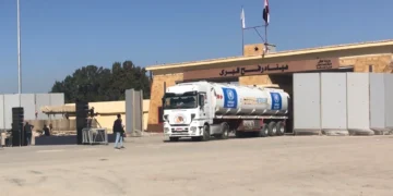 160456 شاحنة وقود افرغت شحنتها بغزة وتعود لمصر