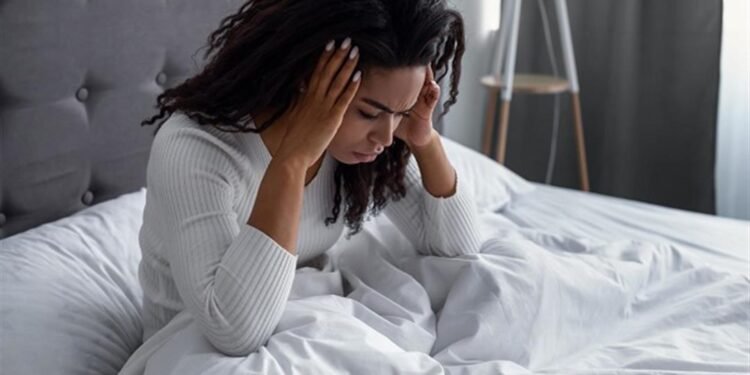 هل تستيقظ في منتصف الليل مصابًا بـ صداع شديد؟.. إليك الحل