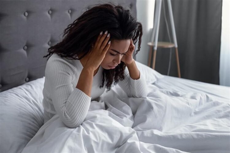 هل تستيقظ في منتصف الليل مصابًا بـ صداع شديد؟.. إليك الحل