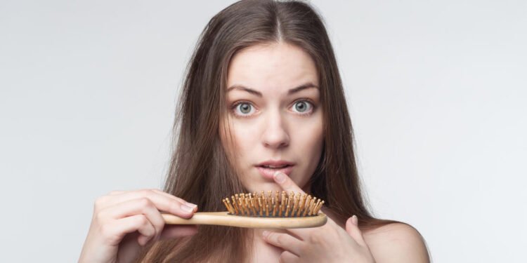 وداعًا لتساقط الشعر.. اكتشفِ أسرار طبيعية