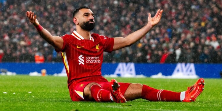 نجم ليفربول يثير الجدل بشأن محمد صلاح.. ماذا قال؟
