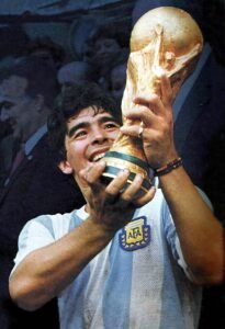 640px Maradona Mundial 86 con la copa