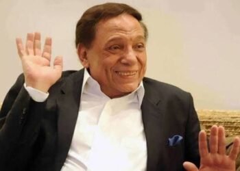 من خلف الكاميرا.. عادل إمام يظهر في دور جديد مفاجئ! (فيديو)