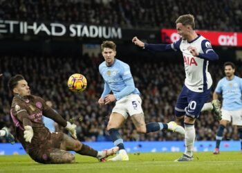 Tottenham's James Maddison, centre right, scores his side's second goal during the English Premier League soccer match between Manchester City and Tottenham at the Etihad Stadium in Manchester, England, Sunday, Nov. 24, 2024. (AP Photo/Dave Thompson)