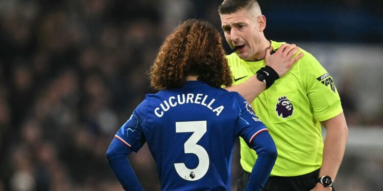 لقطة تاريخية بطلها حكم مباراة تشيلسي وبورنموث.. ورابطة الأندية تُعلق