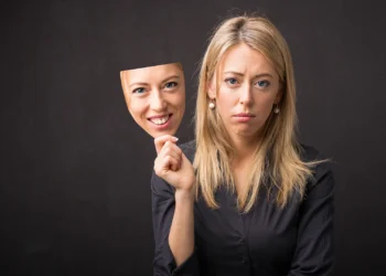 علامات تكشف الاكتئاب المخبأ.. لا تدع الابتسامة تخدعك