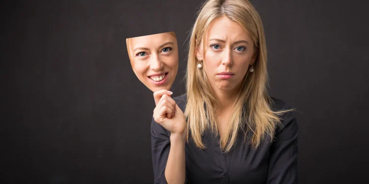 علامات تكشف الاكتئاب المخبأ.. لا تدع الابتسامة تخدعك