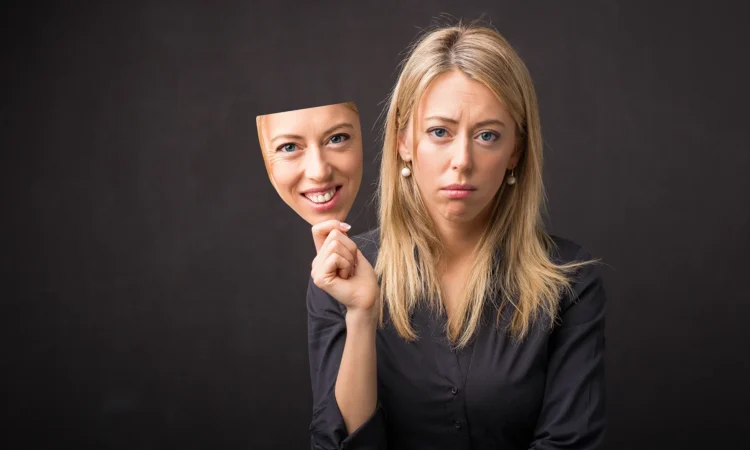 علامات تكشف الاكتئاب المخبأ.. لا تدع الابتسامة تخدعك