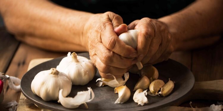 تناول فص ثوم يوميًا... سر صحة قوية وعمر طويل