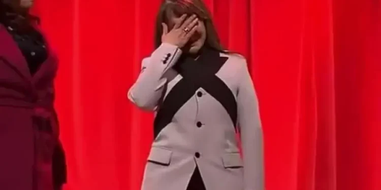 لحظة مؤثرة.. بكاء هدى حسين أمام الجمهور (فيديو)