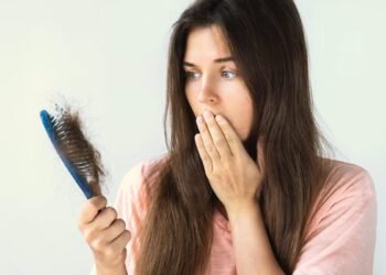 عادة يومية تسبب تساقط الشعر.. تعرف عليها وكيف تتجنبها!