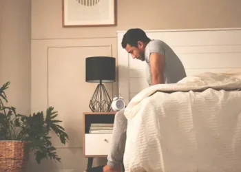 هل تستيقظ متعبًا؟.. أعراض صباحية تنذر بالسرطان!