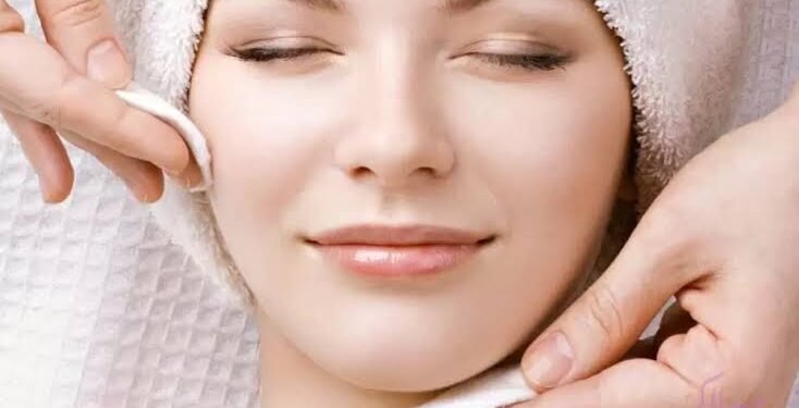 لأصحاب البشرة الدهنية.. دليلك الكامل لمكياج خفيف ومثالي