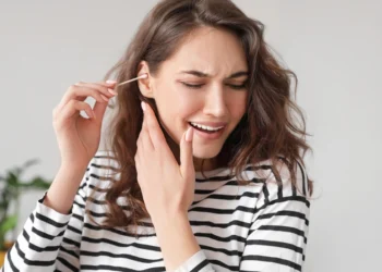 وداعًا لـ شمع الأذن المزعج.. طرق منزلية آمنة وفعالة لإزالته