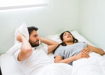 كيف تتخلص من الشخير بخطوة واحدة؟.. وضعية نوم سحرية