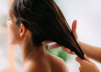 وداعًا لتساقط الشعر.. حل طبيعي وآمن لتعزيز نمو شعرك
