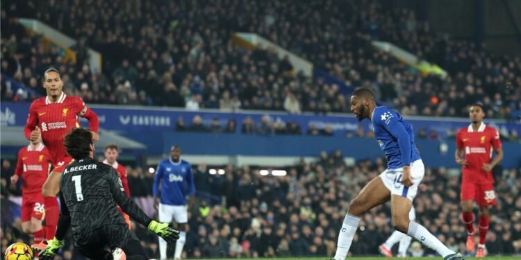 هدف ومشاجرة في اللحظات الأخيرة.. تعادل مثير بين ليفربول وإيفرتون