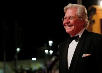 حسين فهمي يكشف أسرار انفصاله عن ميرفت أمين وزيجاته المتعددة