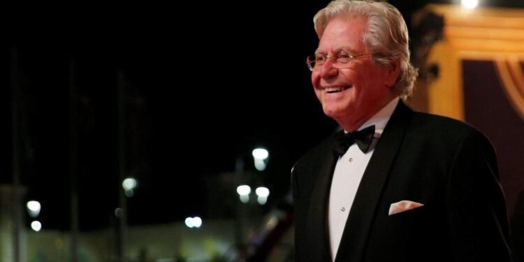 حسين فهمي يكشف أسرار انفصاله عن ميرفت أمين وزيجاته المتعددة