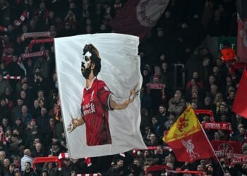 2003445 الجماهير ترفع صورة محمد صلاح فى المدرجات