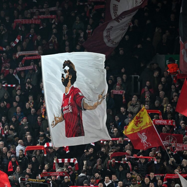 2003445 الجماهير ترفع صورة محمد صلاح فى المدرجات