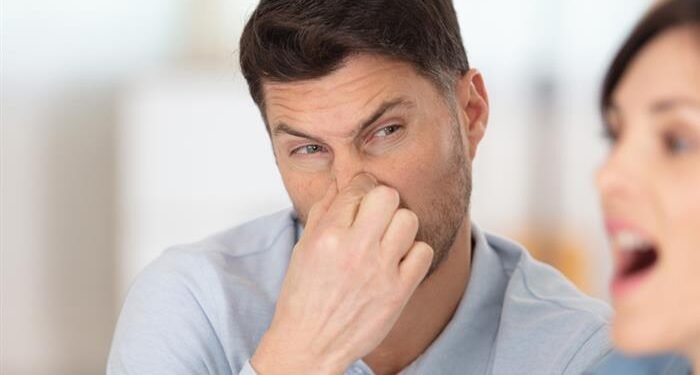 منها رائحة الفم.. علامات تحذيرية لـ جرثومة المعدة لا تتجاهلها!