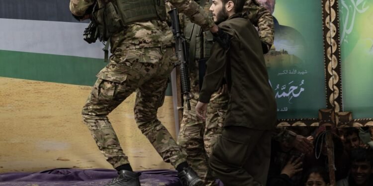 إسرائيل وحماس تتبادلان الاتهامات بانتهاك وقف إطلاق النار الهش